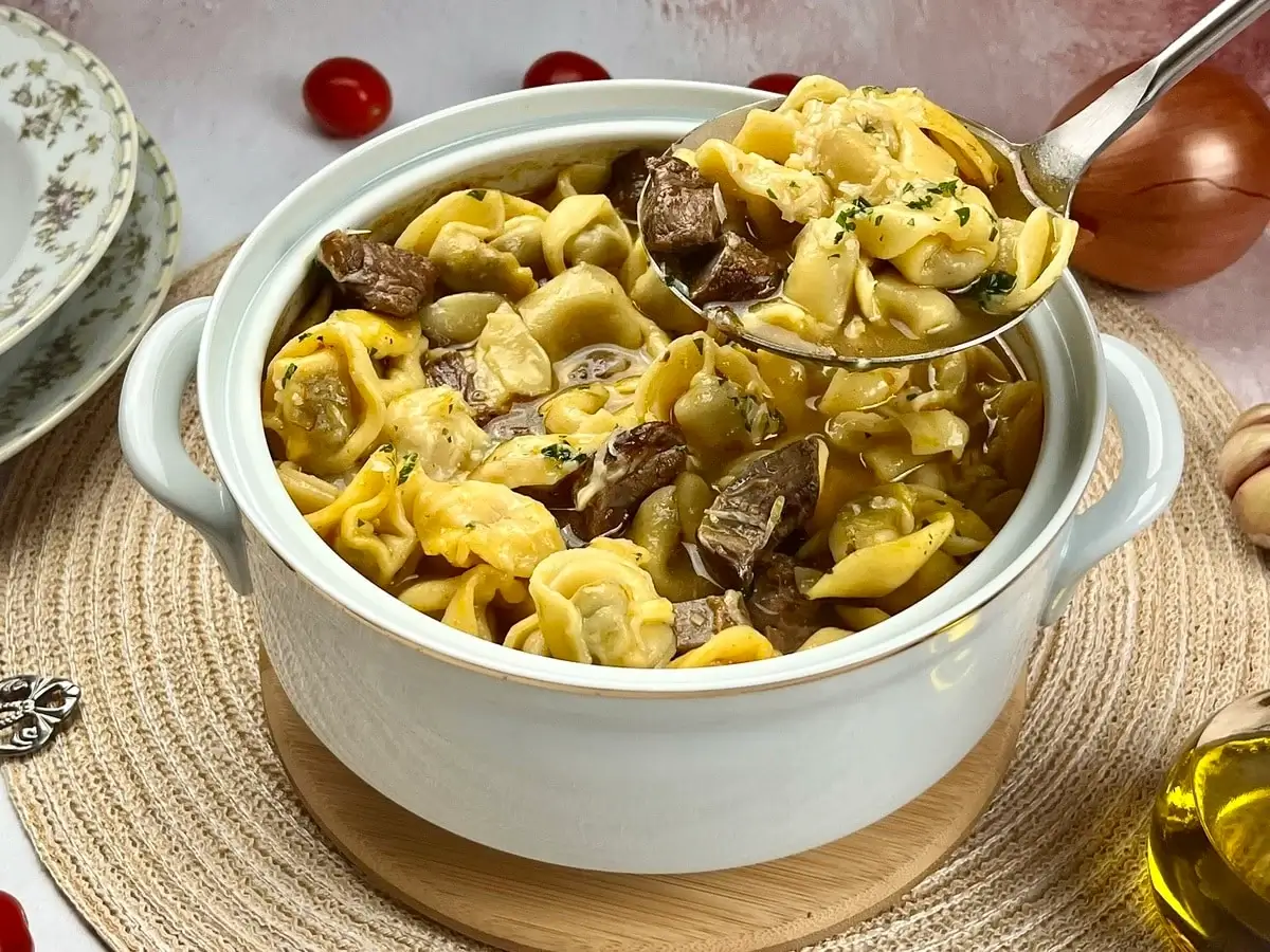 Sopa de capeletti com carne