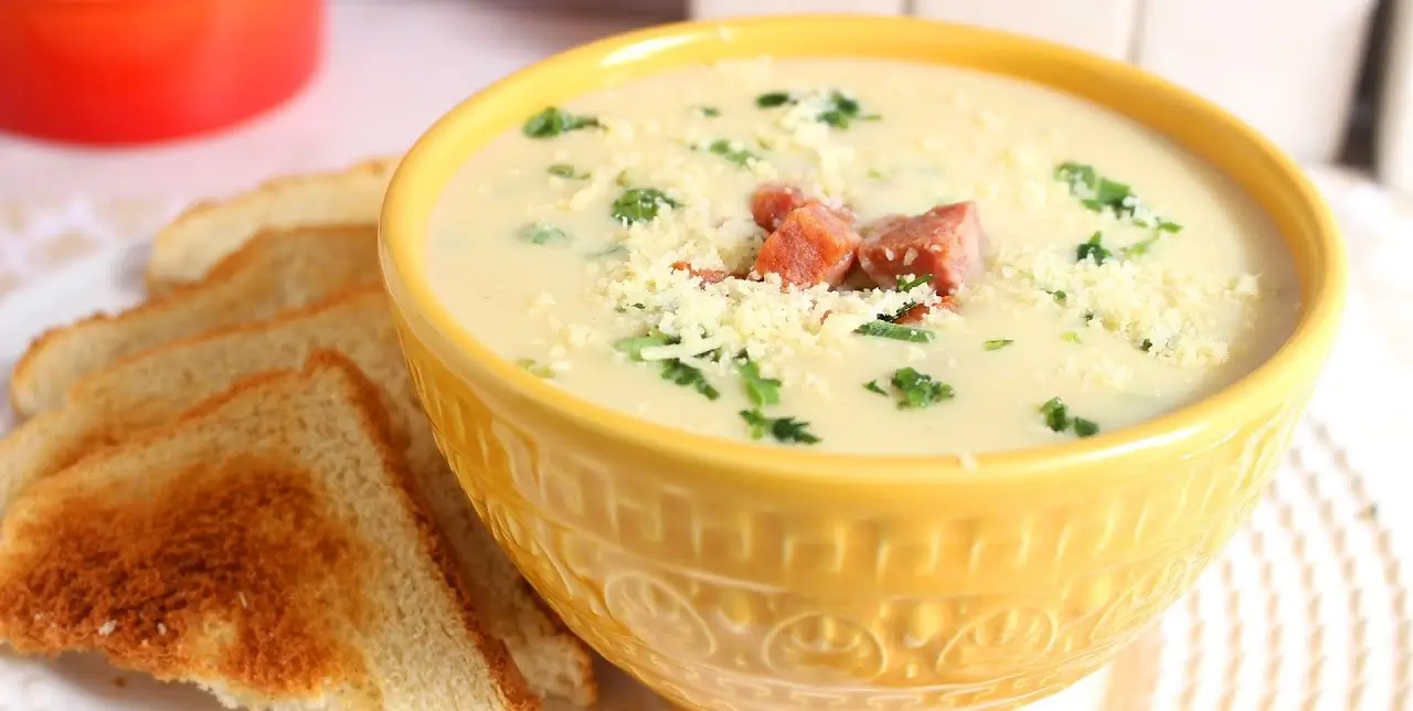 Sopa de alho-poró com calabresa