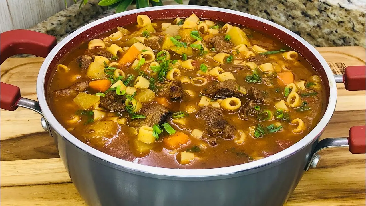 Sopa de macarrão com carne e legumes